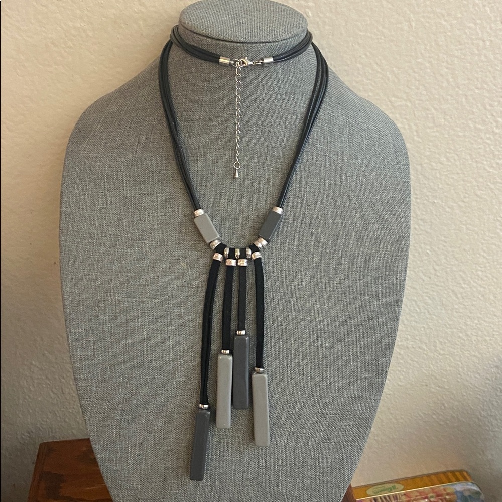 5/$10❤️❤️❤️Vintage 90s Black & Gray Lucite & Silver Tone Beads 4 Strand Necklace